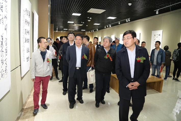 15与会领导参观展览.JPG