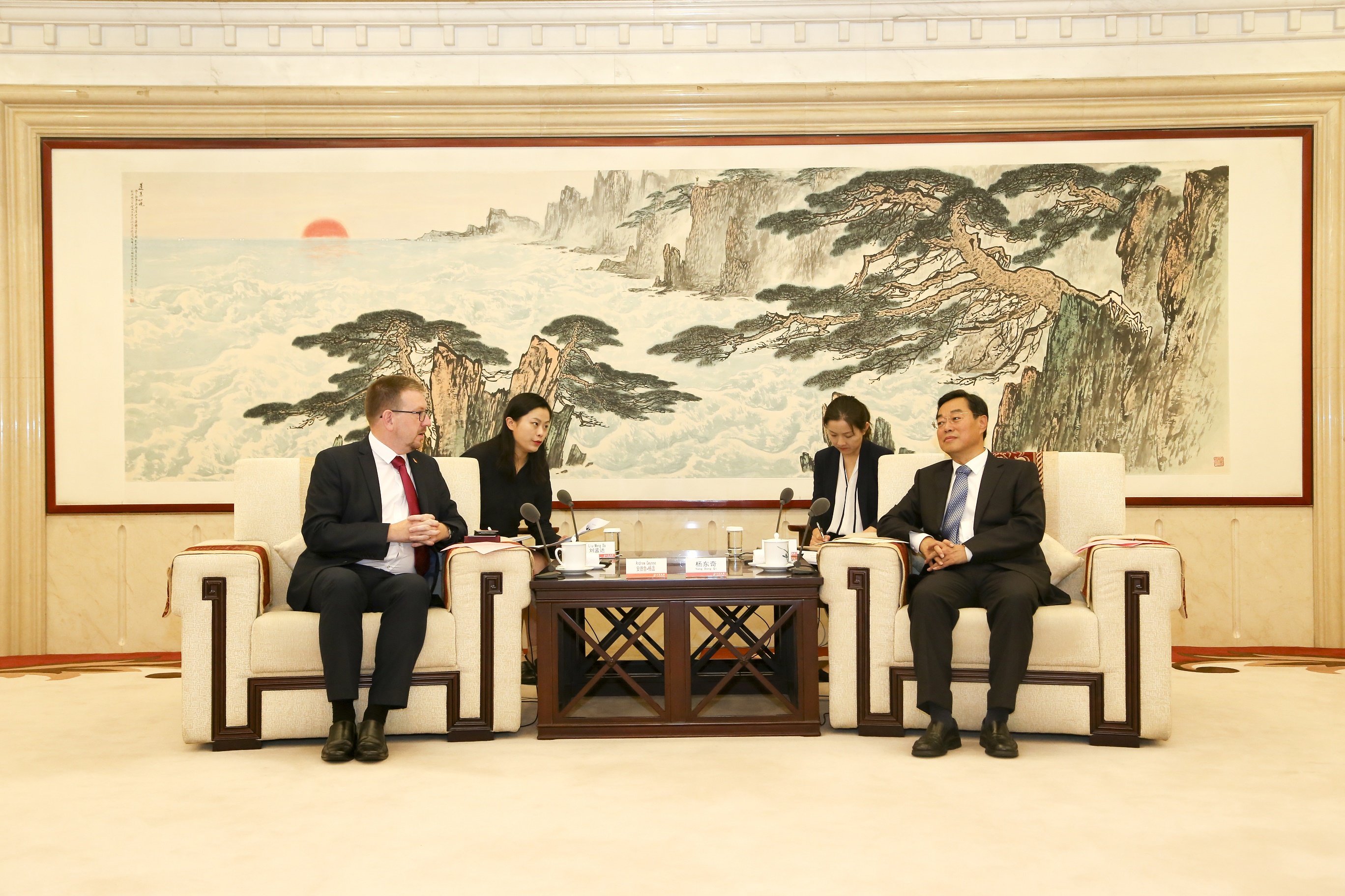 省委副书记杨东奇会见英国青年政治家代表团